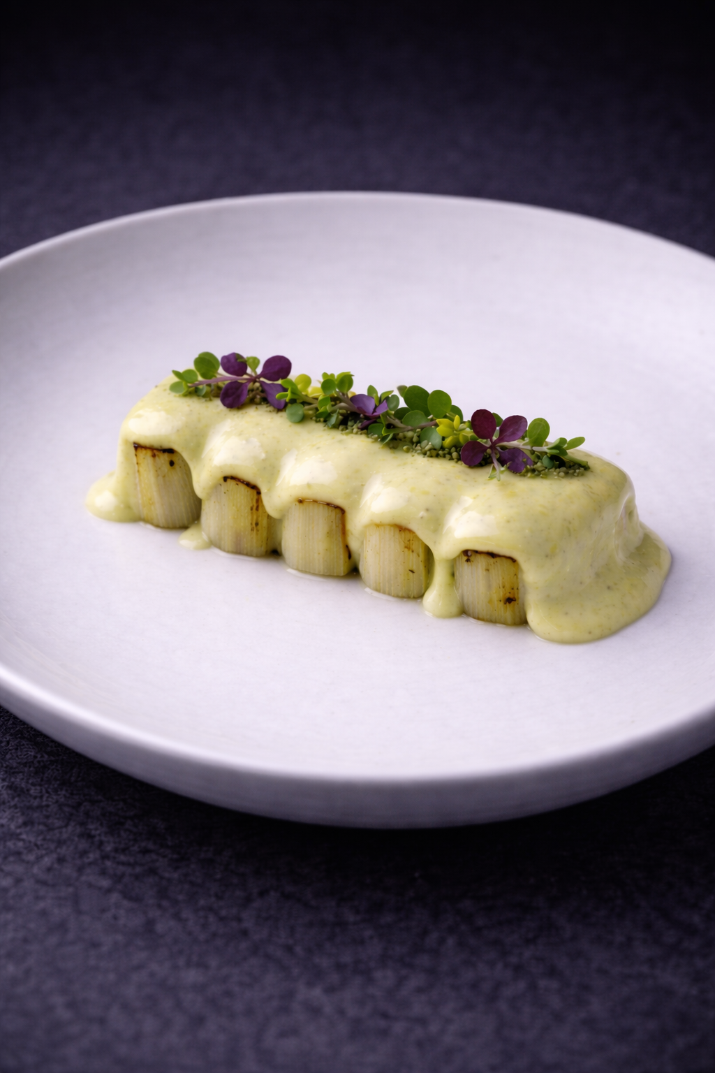 Baked leeks with hollandaise